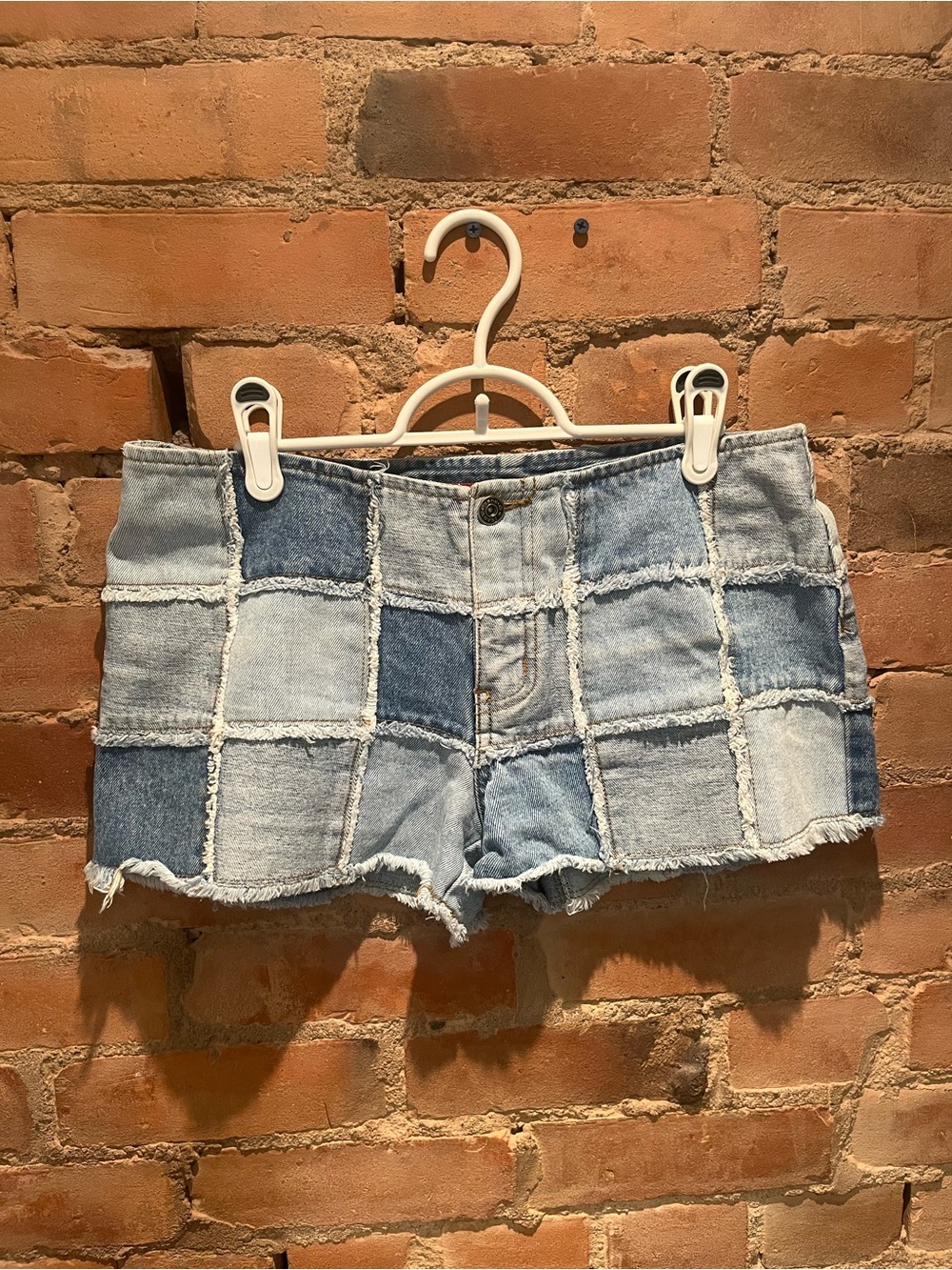 Zana di Y2K patchwork micro-shorts